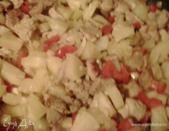 Добавляем кусочки ананаса,порезанный кубиками  лук,соевый соус и соус чили. Тушим минут 10.