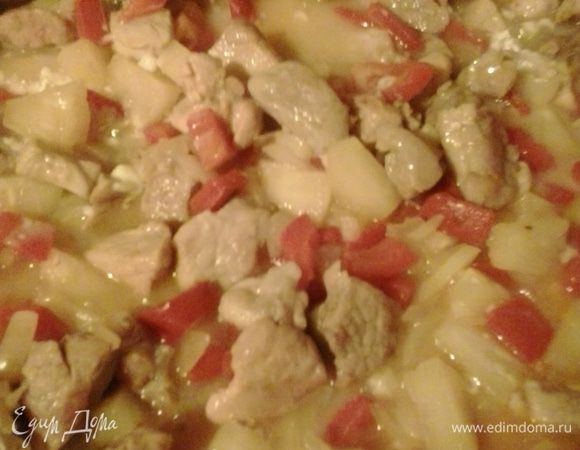 Ананасовый сироп смешиваем с мукой и добавляем к мясу. Тушим минут 5, пока соус не загустеет. На гарнир у меня  был приготовлен картофель, запеченный со сливками и пряными травами.  Приятного аппетита!!!!