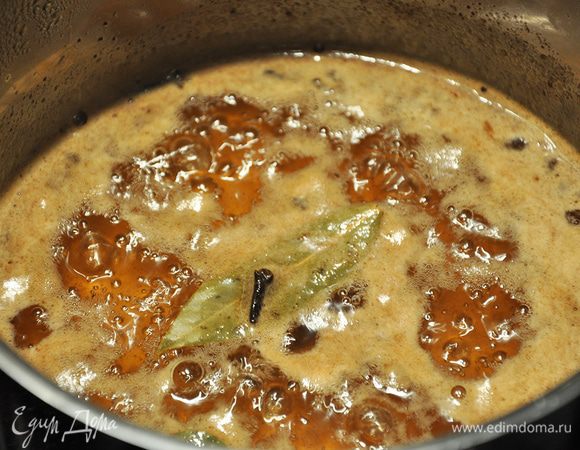 Вскипятите воду, добавьте мед, сахар и все приправы. Кипятите около 20 минут.