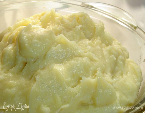 Картофель очищаем, отвариваем до готовности и готовим из него пюре, даем ему полностью остыть.