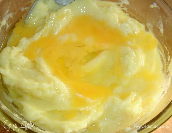 Холодное пюре солим и перчим по вкусу, добавляем яйца и по немного муки (ориентируйтесь по консистенции теста, так как в зависимости от этого может уйти меньше муки, чем указано в ингредиентах)