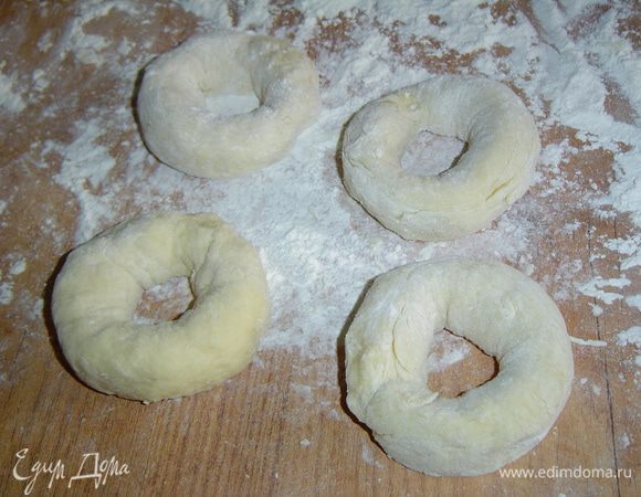 От теста отщипываем небольшие кусочки, раскатываем колбаской, а затем соединяем и скрепляем концы, получаем крученики.