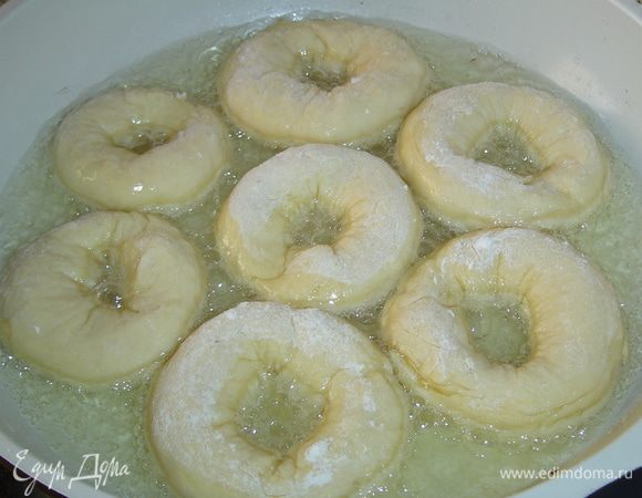 В сковороду наливаем растительное масло, разогреваем его и обжариваем крученики