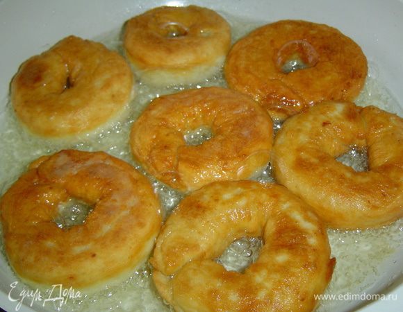 до золотистого цвета. После обжарки крученики выкладываем на бумажное полотенце и даем стечь лишнему маслу.