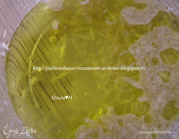 Приготовить маринад: смешать сок лайма, мелко натертый имбирь, измельченный чеснок, оливковое масло, соль и перец. 