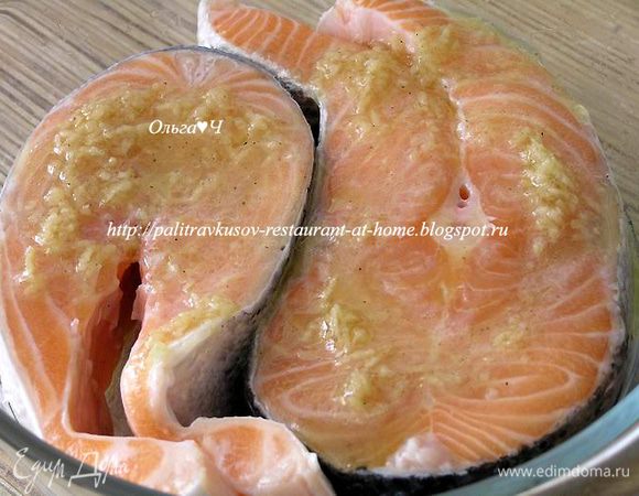 Филе лосося залить половиной маринада, оставить при комнатной температуре на 10 минут (один раз перевернуть).