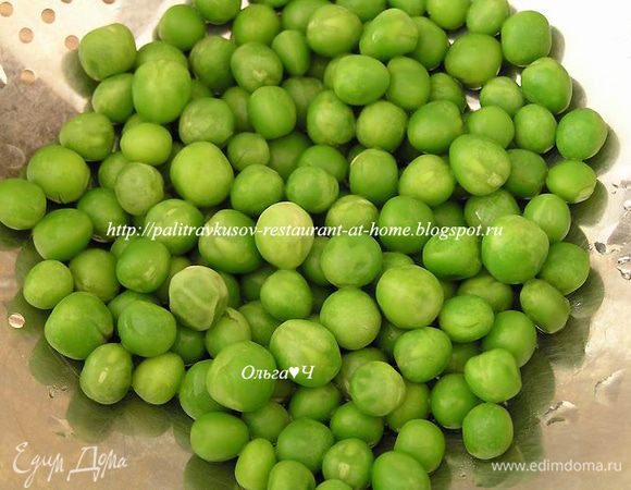 Горошек бланшировать 1-2 минуты, затем промыть в холодной воде.