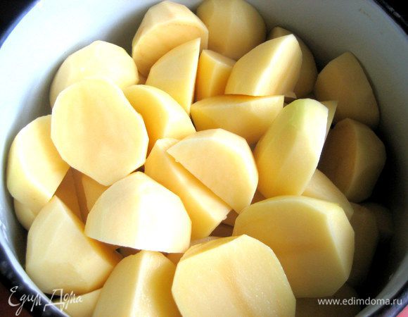 Картофель почистить, помыть, поставить вариться...