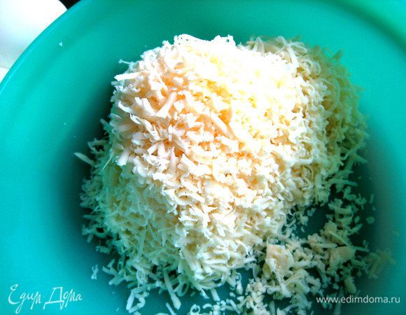 Сыр натереть на тёрке...