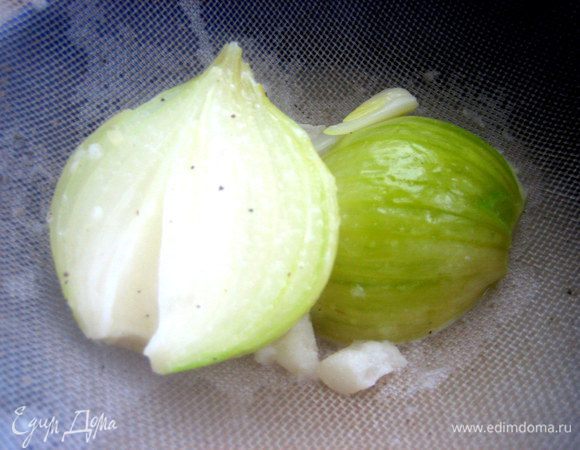 Процедить молоко... Луковицу выкинуть.