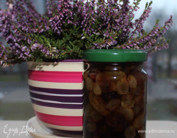 В этом году я заблаговременно сделала баночку "пьяных сухофруктов" по рецепту Кати (http://www.edimdoma.ru/retsepty/60283-pyanye-frukty).
