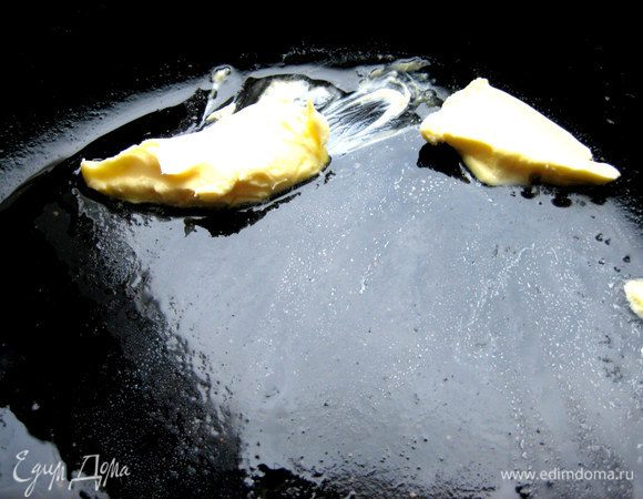 Растопить масло в сковороде с толстым дном.