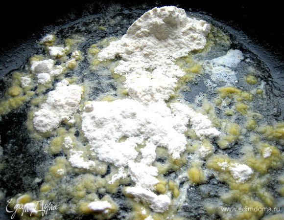 Всыпать ложку муки в горячее масло...