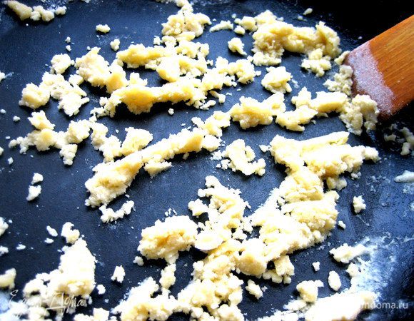 И, быстро мешая, обжарить слегка муку.