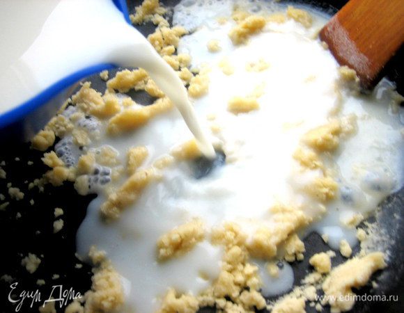 Вливаем процеженное от рыбки горячее молоко и продолжаем мешать на огне.