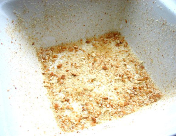 Собираем блюдо... В смазанную форму насыпать молотые сухари...Моя форма керамическая и размер дна у неё 15 см,а верха 22 см.