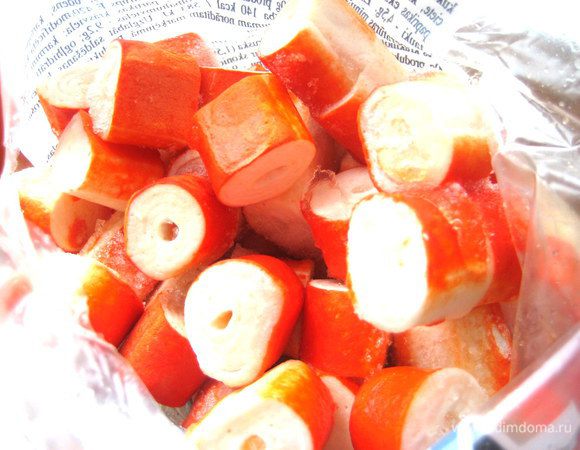 Почему я взяла крабовые палочки? Потому что рыбка сильно уварилась (это часто бывает с замороженным филе!),да и младший сын не любит рыбу,а крабовые палочки уважает))) Вот и завуалировала и не пожалела...Они отлично добавляют вкус и цвет блюду!