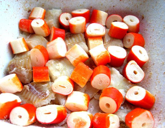 У меня уже продавались нарезанные,но длинные просто нарезать на кусочки и насыпать на рыбку.