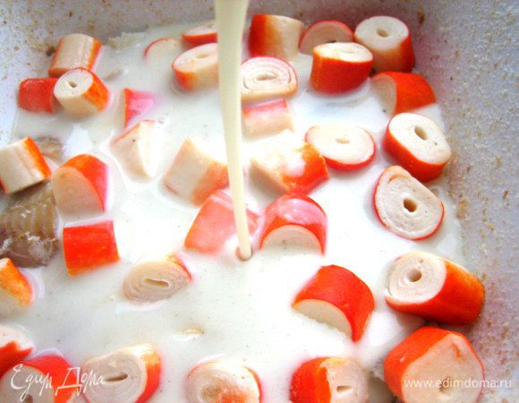 Нальём половину соуса.