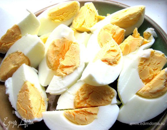 Яйца нарезать на четвертинки.