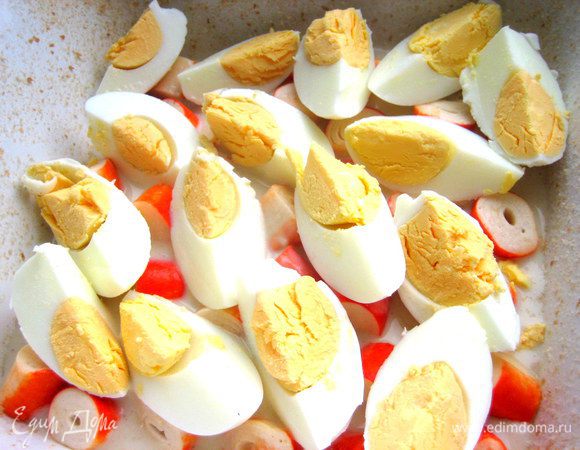 Выложить слоем в блюдо.