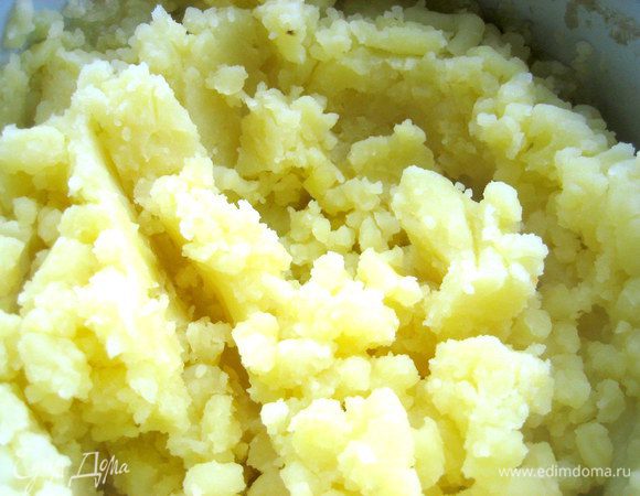 Картофель размять в густое пюре.