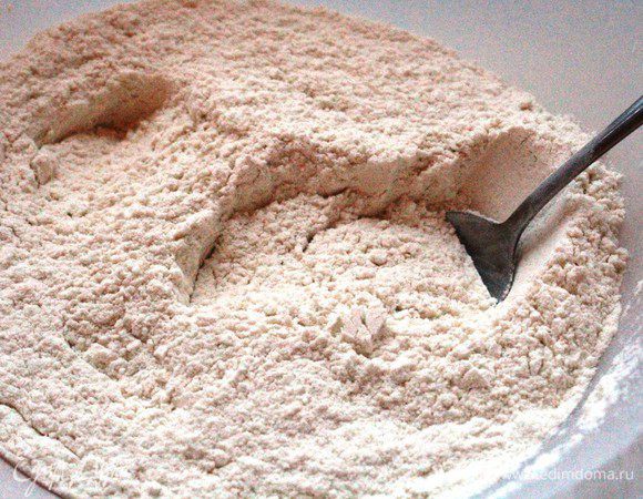 В большой чашке смешать муку, разрыхлитель, соль и сахар.