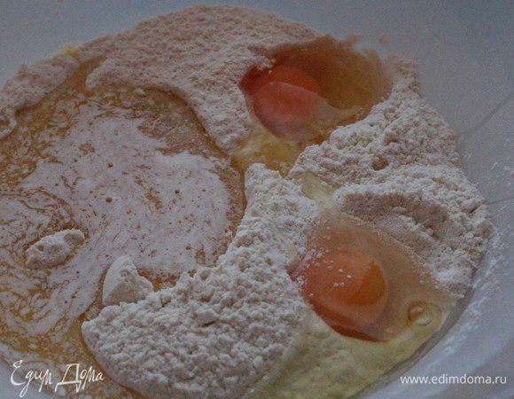 Добавить яйца и растопленное сливочное масло, перемешать.