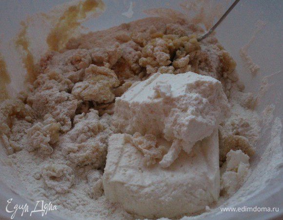 Добавить творог.