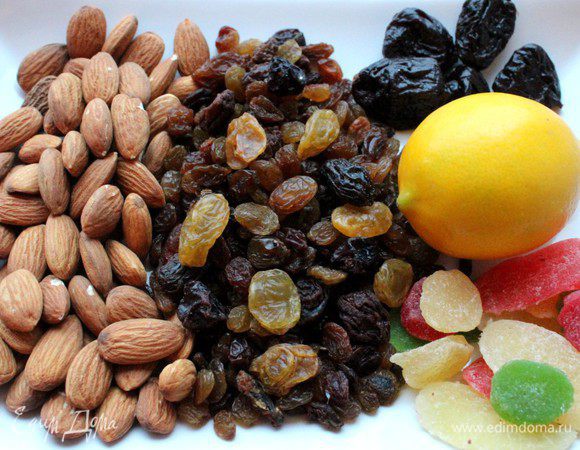 Приготовить начинку. В прошлом году я делала ее за день до выпекания штолленнов. Изюм и чернослив  промыть, обсушить и замочить на ночь в роме. 