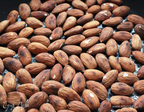 Миндаль обжарить на сухой сковороде и охладить. Затем нарубить.