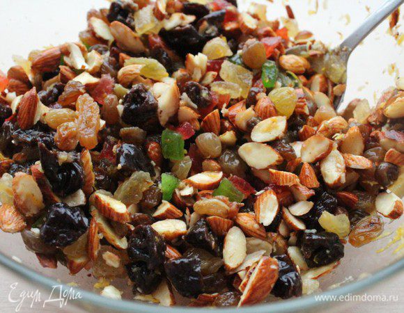 Соединить изюм, чернослив, рубленый миндаль, нарезанные цукаты, лимонный сок и цедру,  влить  остатки алкоголя, в котором настаивались сухофрукты.