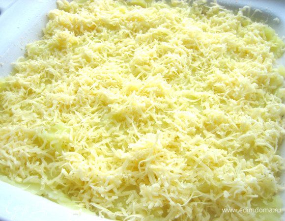 Посыпать сыром.