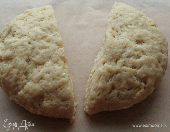 В этом году у меня снова два варианта формовки. Тесто разделить на две равные части.