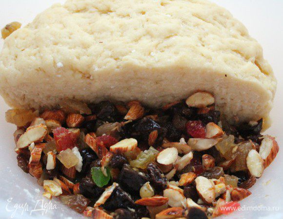 В одну часть добавить половину начинки и перемешать, чтобы начинка равномерно распределилась внутри теста.