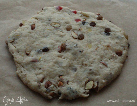 На листе пекарской бумаги руками сделать из теста лепешку.