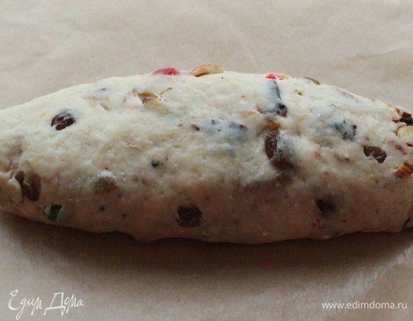 Свернуть рулетом и выложить на противень швом вниз. Так же сформовать и второй штоллен.