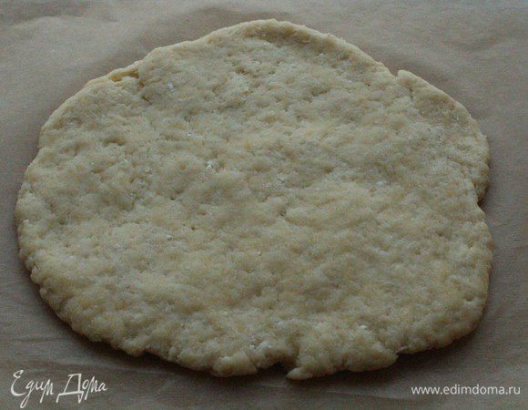 Вторую часть теста разделить на 2 части. Каждую раскатать в лепешку.