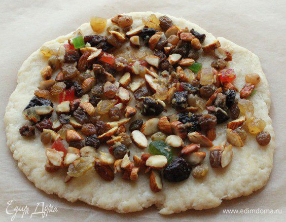 Выложить на нее начинку...