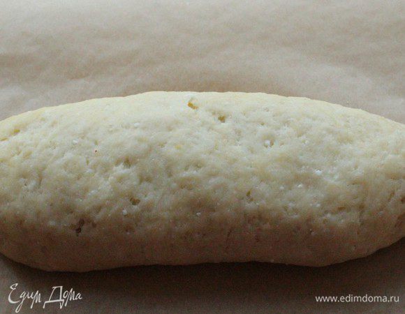 И свернуть рулетом. Выложить на противень швом вниз. 