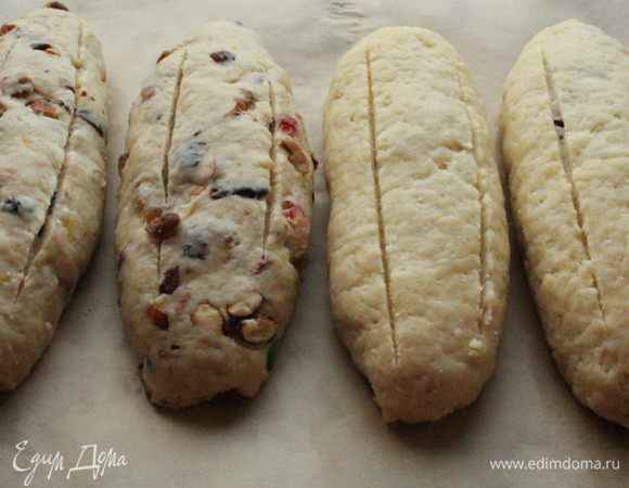 У нас получилось 4 штоллена. При помощи острого ножа сделать по два продольных надреза на каждом рулете. 