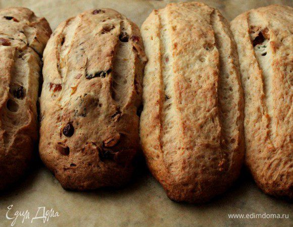 Духовку разогреть до 200 градусов. Выпекать штоллены 15 минут, потом температуру уменьшить до 170 градусов и печь еще 45 минут. Готовые штоллены очень хорошо смазать растопленным сливочным маслом и  обильно посыпать сахарной пудрой. Охладить, завернуть в пергамент и хранить в холодном месте до Рождества. Идеально от 4 до 8 недель. 