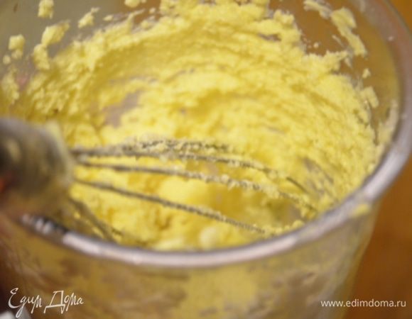 Сливочное масло комнатной температуры взбить с ванилином и сахаром в пышную массу.
