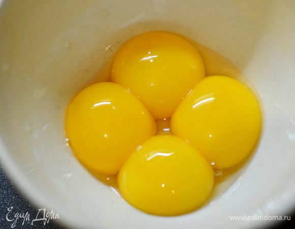 Первое,это готовим быстренько крем. Разделяем яйца на  белки и желтки.Белки прячем в холодильник. Ставим на огонь молочко,желтки  взбиваем венчиком с сахаром,добавляем муку и крахмал,взбиваем.чтобы не было комочков.подливаем немного теплого молока к желткам,перемешиваем и тоненькой струйкой вливаем эту смесь к молоку,добавляем ваниль.