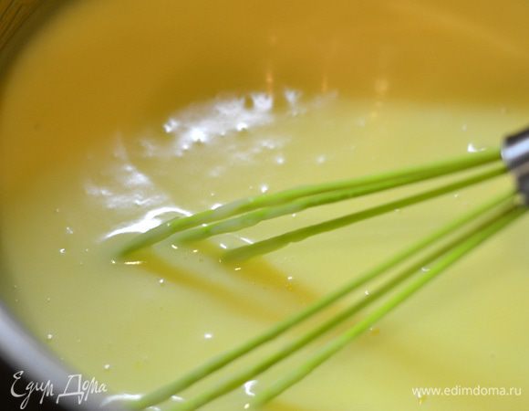 Варим крем до загустения и первой бульки,не забывая все время помешивать венчиком.