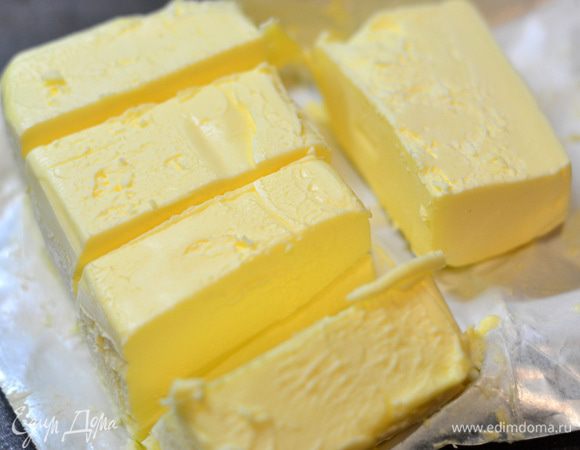 Тем временем можно вынуть масло из холодильника и порезать на брусочки.