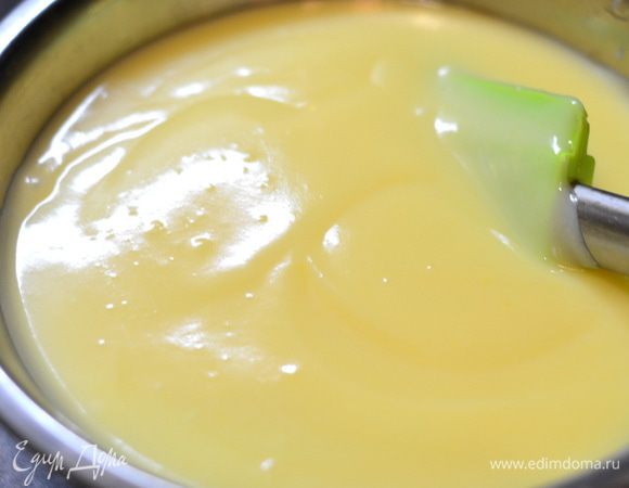 Заварной крем нужно очень хорошо охладить.