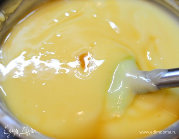 Когда масло станет комнатной температуры,смешать или взбить его со сгущенным молоком. Оно у меня при взбивании немного расслоилось,поэтому советую просто смешать венчиком,но если расслоилось, не беда,подогрейте крем , перемешайте до однородности,остудите! И обязательно отправьте в холодильник до загустения.