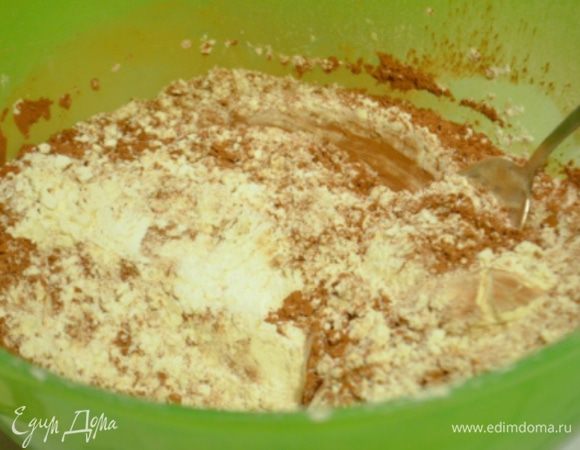 В большую миску просеять муку, какао и разрыхлитель. Пермешать.
