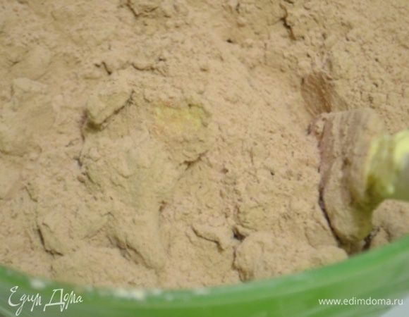 В муку выкладываем мучную массу и размешиваем
